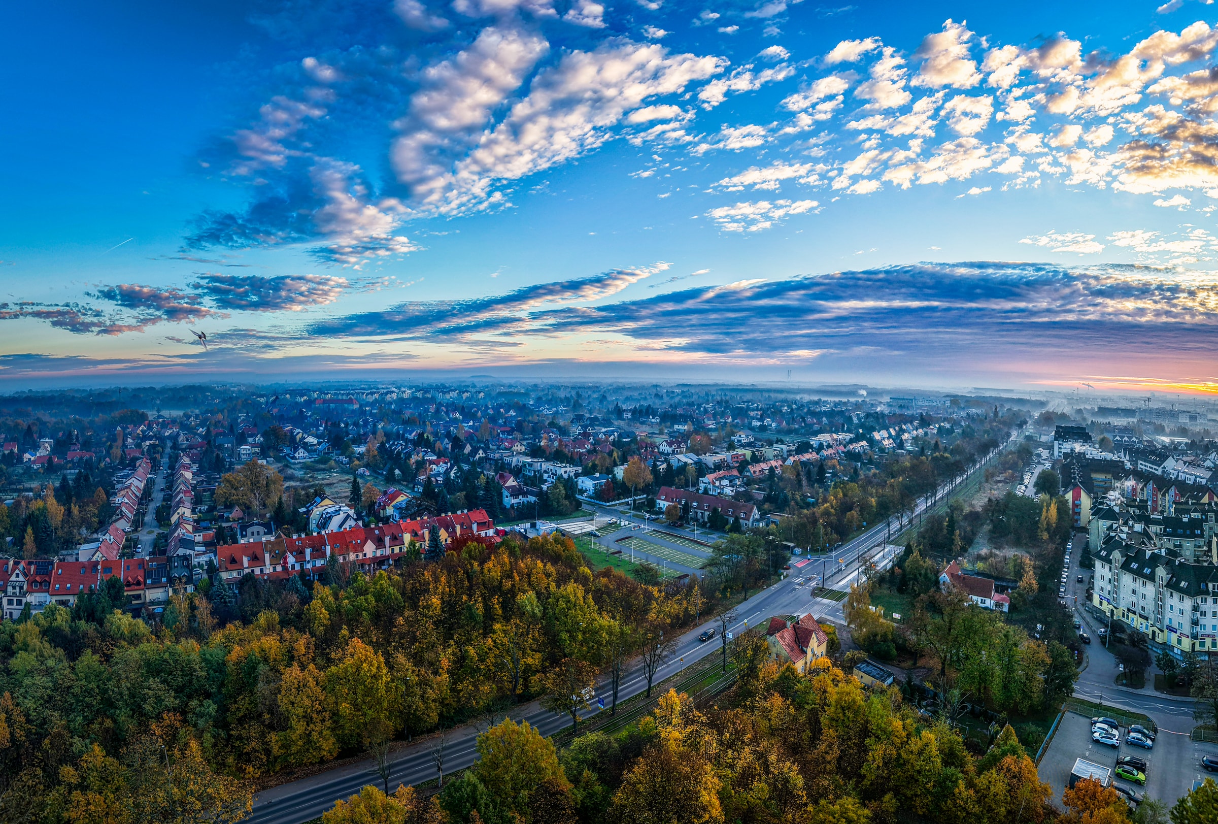 Wschód słońca nad miastem